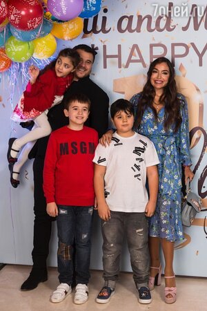 Эмин Агаларов и Лейла Алиева с детьми Али, Микаилом и Аминой