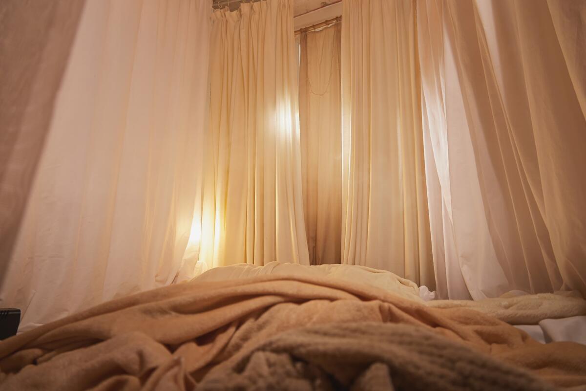 Шторы в спальню: как создать идеальный интерьер спальни за несколько минут!