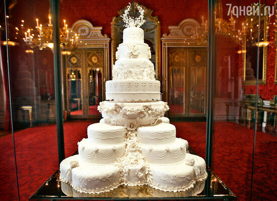 Корж из этого великолепного свадебного торта Кейт и Уильяма по традиции использовали при приготовлении крестильного торта самого маленького наследника британского престола
