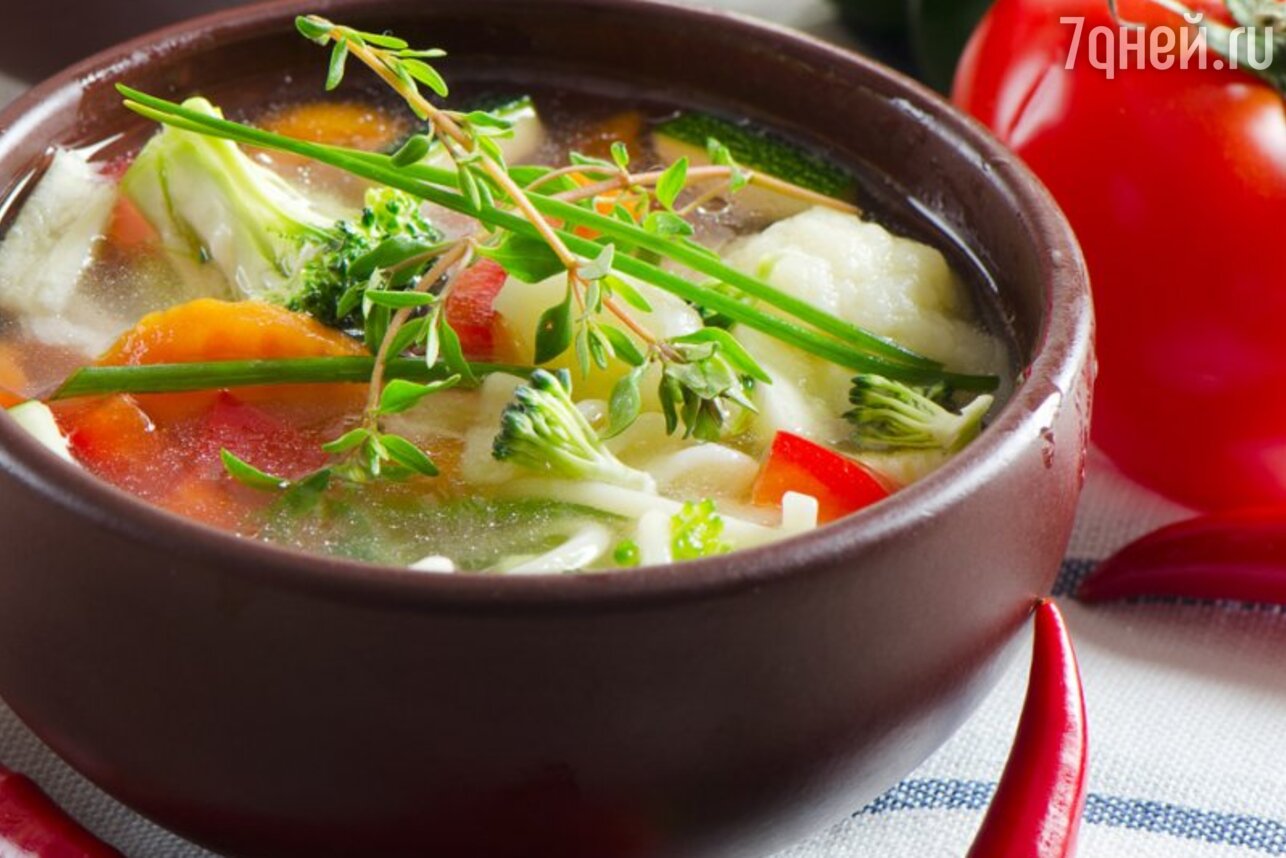 В основе суповой диеты — обычный капустный суп. В нем множество овощей, которые просто созданы для поддержания стройной фигуры