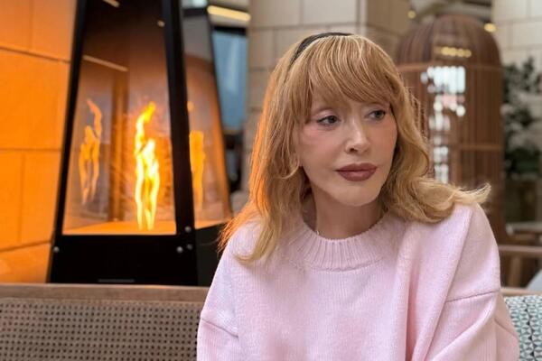 Исхудала, а в руках — трость: Пугачева попала в объектив во время прогулки на Кипре