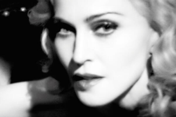 Мадонна разработала маску для лица из глины и хрома  