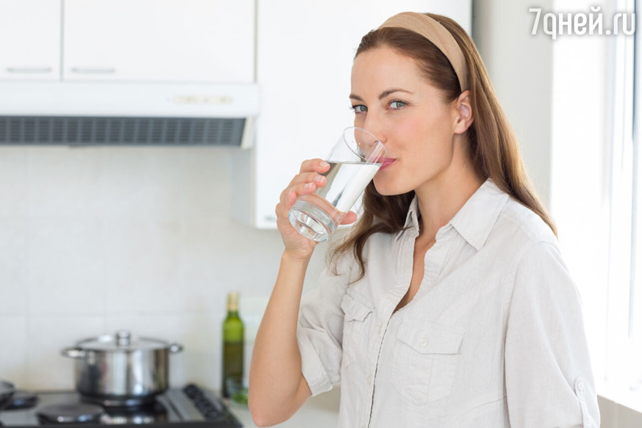 Попить на кухне. Девушка пьет воду. Девушка со стаканом воды. Женщина со стаканом воды на кухне. Женщина на кухне пьет воду.