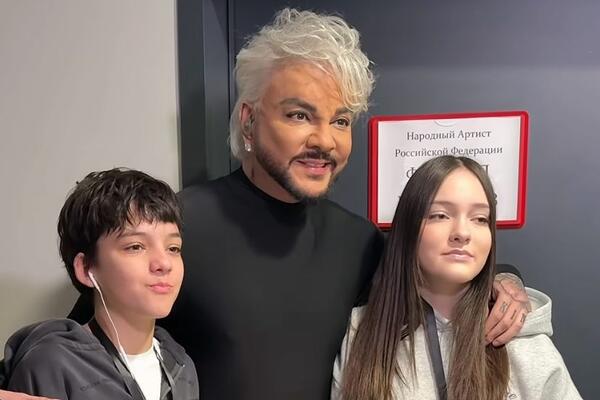 Взлохмаченный и в халате: Киркоров отметил день рождения с сыном, дочерью и новым членом семьи