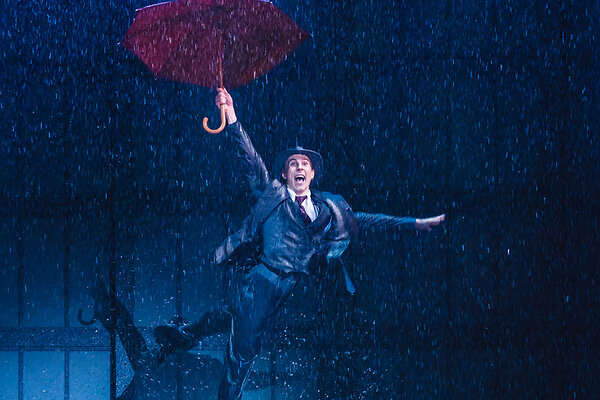Попади на финальные показы мюзикла «Поющие под дождем»!
