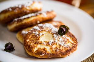 Нежный творожный вкус: рецепт потрясающих сырников без муки и яиц — идеальный завтрак для семьи 