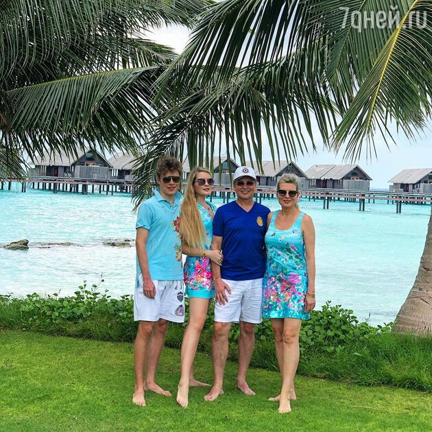 Александр Малинин с женой Эммой и детьми Устиньей и Фролом