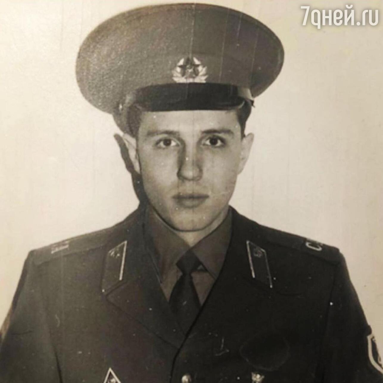 Сергей Зверев в молодости в армии - фотографии