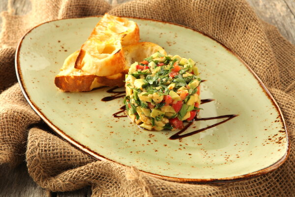 Салат с авокадо и сладкими помидорами: рецепт от бренд-шефа Дениса Перевоза