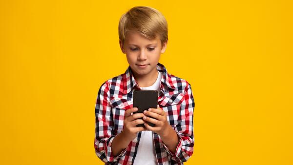 Как отвлечь ребенка от смартфона? 