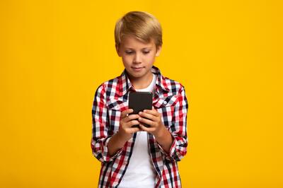 Как отвлечь ребенка от смартфона? 