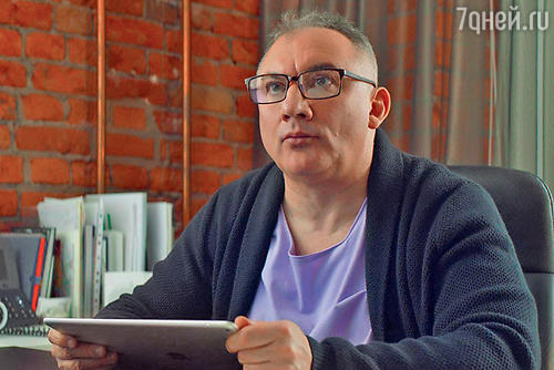Николай Фоменко в роли продюсера, который отправляет героев на необитаемый остров