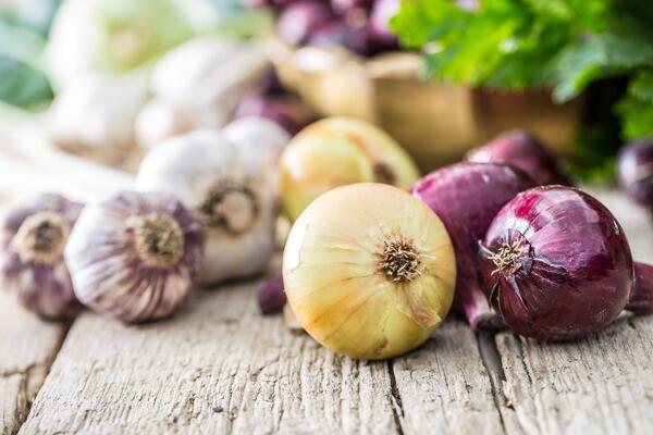 Переедание чеснока и лука в сезон простуд может дать негативный эффект