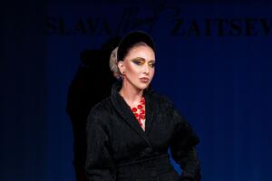 Архивные сокровища и новая классика: как прошло Староновогоднее дефиле в Доме Моды Вячеслава Зайцева