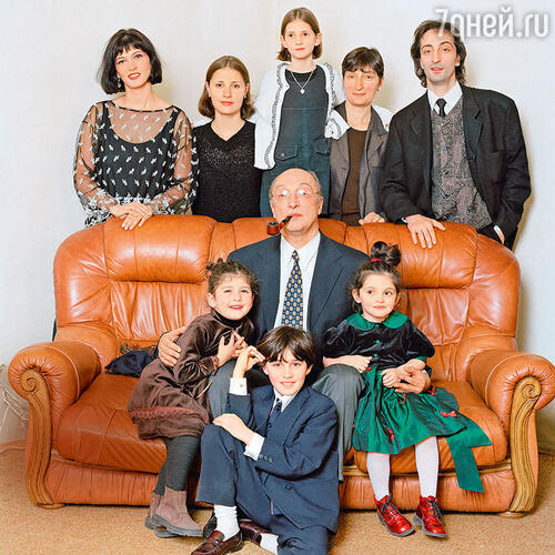 65-летие Михаила Козакова. Стоят слева направо: дочь Козакова от второго брака Манана, внучки Даша и Полина (дети его дочери Екатерины), дочь Катя и сын Кирилл от первого брака. Сидят: слева от именинника дочь Зоя, впереди сын Миша (оба от четвертого брака), справа внучка Тинатин (дочь Мананы). 1999 г.