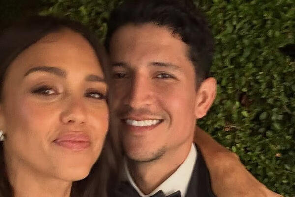 Дебют: Джессика Альба впервые пришла с Рамиресом на мероприятие звездного ранга