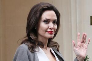 Бывшая няня детей Джоли поделилась скандальными подробностями жизни звездной семьи
