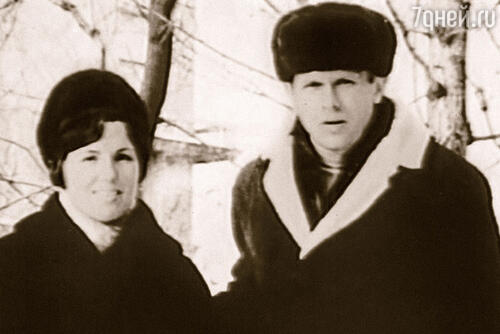 Мать работала завскладом ЦУМа. Красивая и властная, а с другим характером и не удержишься на такой должности. Мама с отцом