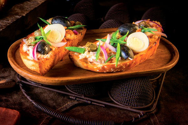 Хрустящая лепешка с тунцом: рецепт от бренд-шефа Дениса Перевоза