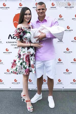 Дмитрий Тарасов и Анастасия Костенко с дочкой