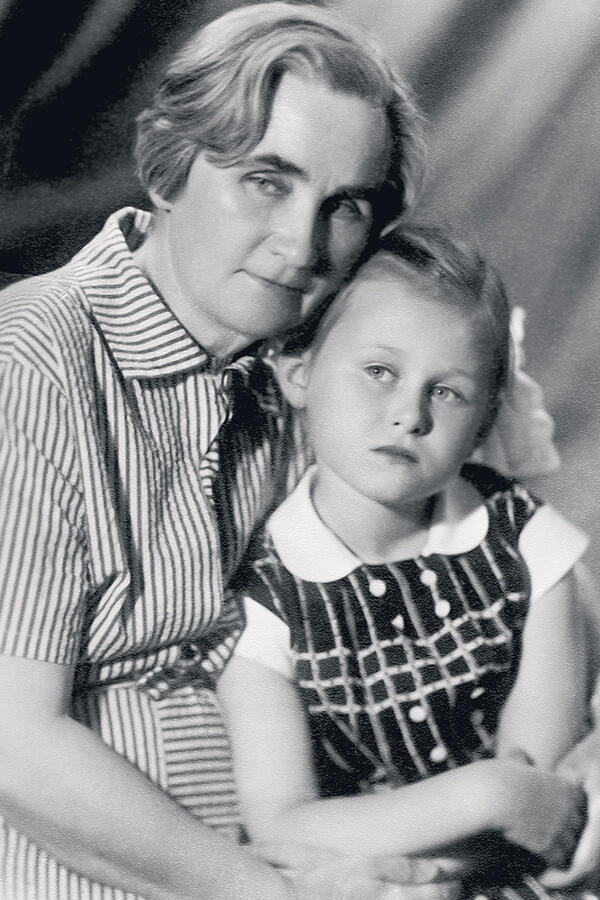 Дарья Донцова с бабушкой