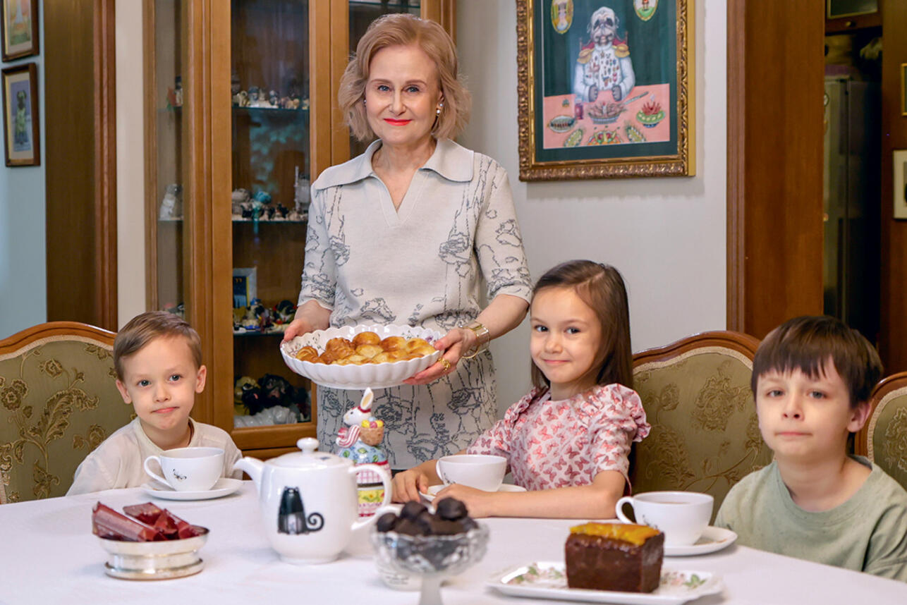 Дарья Донцова с внуками