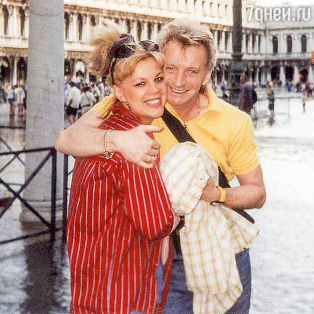 важа чачава биография личная жизнь. 41. важа чачава биография личная жизнь фото. важа чачава биография личная жизнь-41. картинка важа чачава биография личная жизнь. картинка 41. Но вернусь к Елене Образцовой. Как упомянула в начале рассказа о ней, была история, которая развела нас на годы. В 2007-м бизнесмен Владимир Кехман возглавил в Санкт-Петербурге Михайловский театр, пожертвовав огромные деньги на его реставрацию. Он сделал очень хороший ремонт, и встал вопрос об организации оперно-балетного процесса. На должность заведующего балетной труппой был приглашен фантастический танцовщик Фарух Рузиматов. А мне Кехман предложил должность руководителя оперы. Мы встретились, долго беседовали, обсудили абсолютно все детали. Я приняла его предложение, после чего Кехман пропадает — не выходит на связь. Спустя какое-то время узнаю, что в Михайловский театр едет работать Образцова. Оказалось, узнав о том, что Кехман ищет руководителя оперной труппы, Елена Васильевна проявила инициативу и предложила свою кандидатуру, а меценат не смог ей отказать. Мне ситуация была очень неприятна, скажу честно, и я старалась избегать контактов с Еленой Васильевной. При этом мы продолжали работать с одним пианистом — концертмейстером Важей Чачавой. Важа Николаевич все время передавал мне от Образцовой приветы, даже приглашения в гости на чай. Я вежливо отказывалась: «К сожалению, сейчас нет времени» — не представляла, как буду вести разговор в сложившейся ситуации. Но однажды мы встретились с Еленой Васильевной в Доме музыки. В мою грим-уборную постучалась ее помощница Рая: «Люба, Леночка очень просит тебя подойти». И я понимаю: деваться некуда, отказаться — это уже демарш с моей стороны. Прихожу к Образцовой в гримерку. Навстречу встает Елена Васильевна с раскрытыми объятиями: важа чачава биография личная жизнь. 41. важа чачава биография личная жизнь фото. важа чачава биография личная жизнь-41. картинка важа чачава биография личная жизнь. картинка 41. Но вернусь к Елене Образцовой. Как упомянула в начале рассказа о ней, была история, которая развела нас на годы. В 2007-м бизнесмен Владимир Кехман возглавил в Санкт-Петербурге Михайловский театр, пожертвовав огромные деньги на его реставрацию. Он сделал очень хороший ремонт, и встал вопрос об организации оперно-балетного процесса. На должность заведующего балетной труппой был приглашен фантастический танцовщик Фарух Рузиматов. А мне Кехман предложил должность руководителя оперы. Мы встретились, долго беседовали, обсудили абсолютно все детали. Я приняла его предложение, после чего Кехман пропадает — не выходит на связь. Спустя какое-то время узнаю, что в Михайловский театр едет работать Образцова. Оказалось, узнав о том, что Кехман ищет руководителя оперной труппы, Елена Васильевна проявила инициативу и предложила свою кандидатуру, а меценат не смог ей отказать. Мне ситуация была очень неприятна, скажу честно, и я старалась избегать контактов с Еленой Васильевной. При этом мы продолжали работать с одним пианистом — концертмейстером Важей Чачавой. Важа Николаевич все время передавал мне от Образцовой приветы, даже приглашения в гости на чай. Я вежливо отказывалась: «К сожалению, сейчас нет времени» — не представляла, как буду вести разговор в сложившейся ситуации. Но однажды мы встретились с Еленой Васильевной в Доме музыки. В мою грим-уборную постучалась ее помощница Рая: «Люба, Леночка очень просит тебя подойти». И я понимаю: деваться некуда, отказаться — это уже демарш с моей стороны. Прихожу к Образцовой в гримерку. Навстречу встает Елена Васильевна с раскрытыми объятиями: