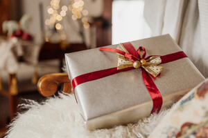 Что дарить на Новый год: 25+ подарков для родных, друзей и близких