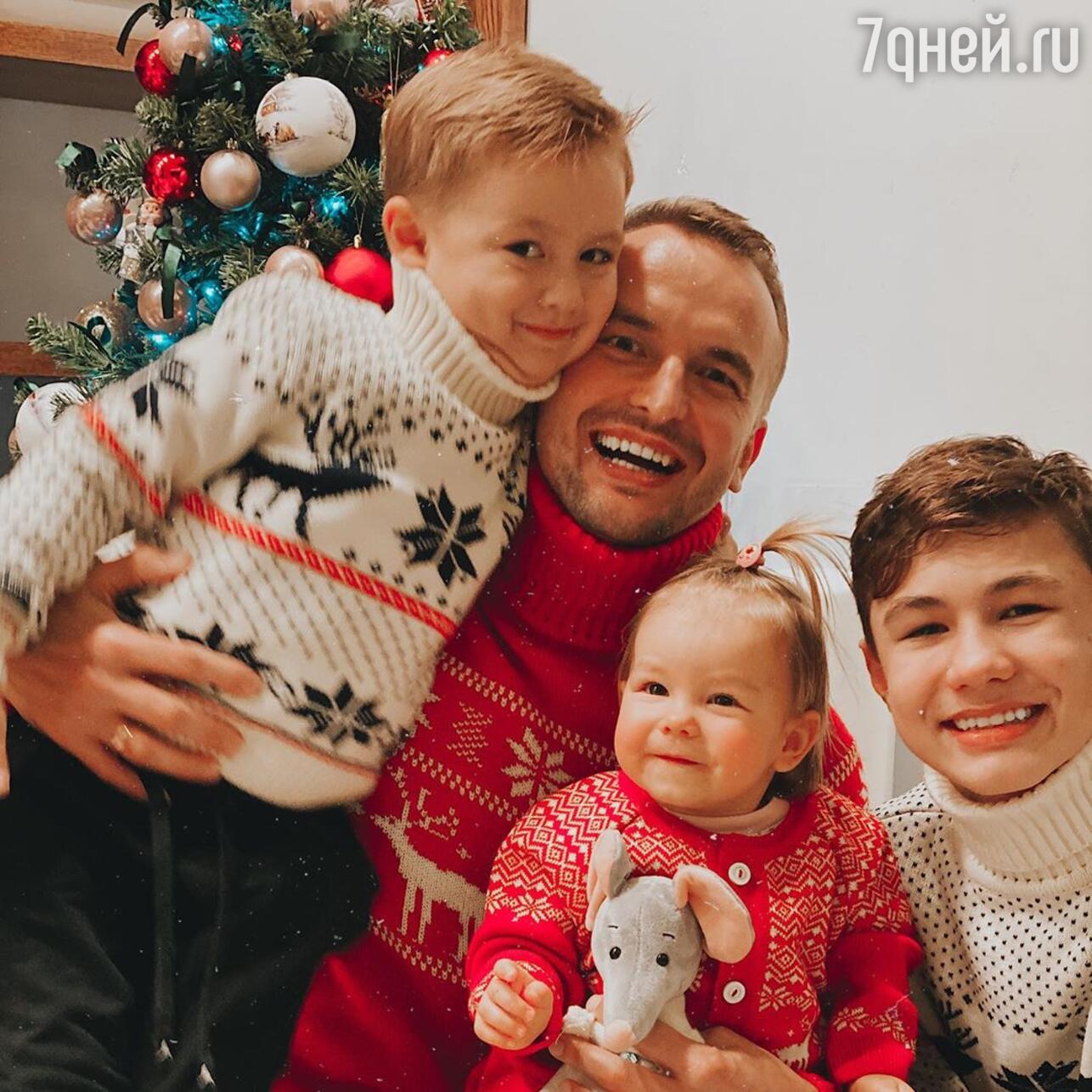 Игорь Сивов с сыновьями и дочерью