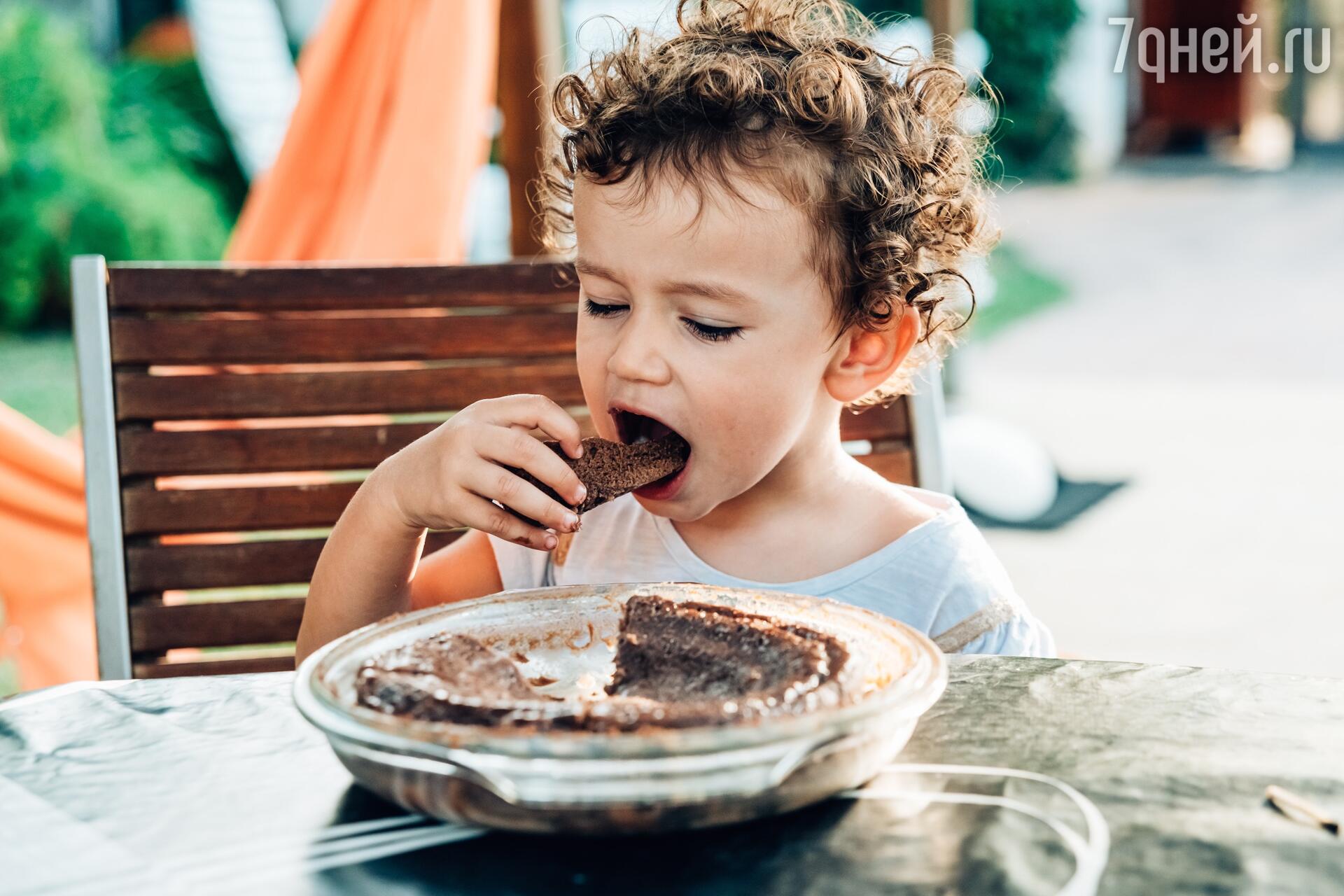 Портятся ли зубы от сладкого и как снизить риск кариеса у ребенка
