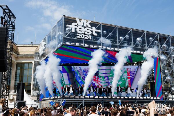 VK Fest :         