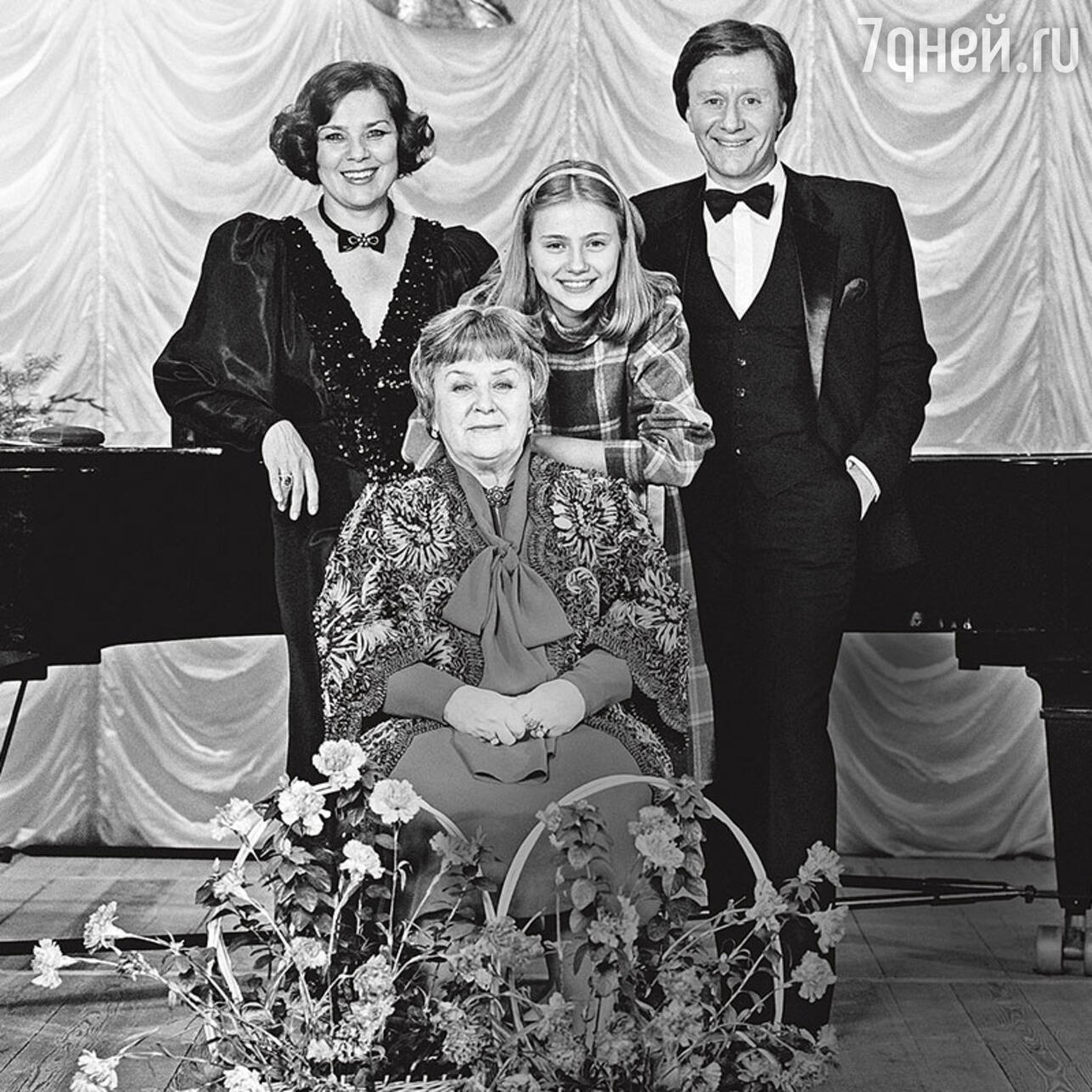 Мария Владимировна Миронова, Лариса Голубкина и Андрей Миронов с дочкой Машей