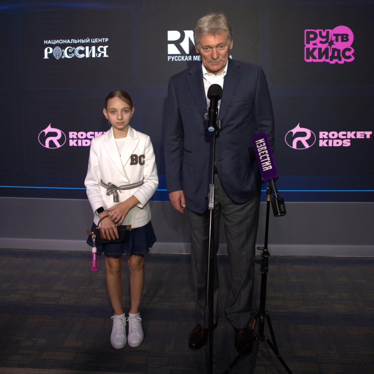 Дмитрий Песков СЃ 12-летней дочкой посетил День открытых дверей «РУ.РўР’ РљР?ДС»