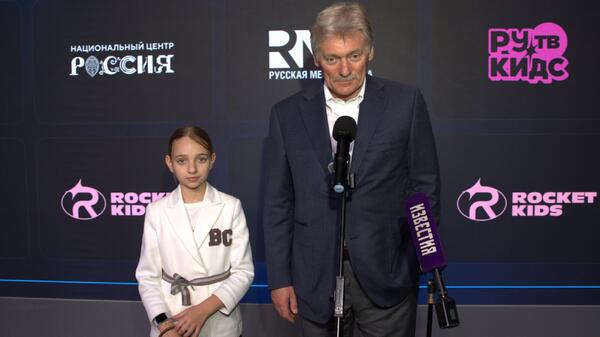 Дмитрий Песков с 12-летней дочкой посетил День открытых дверей «РУ.ТВ КИДС»