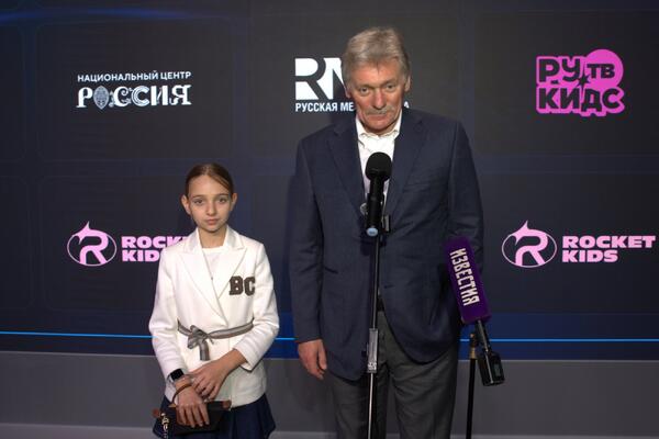 Дмитрий Песков с 12-летней дочкой посетил День открытых дверей «РУ.ТВ КИДС»