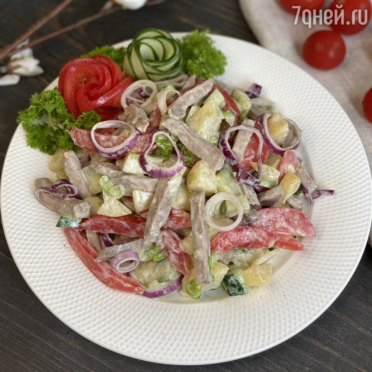 Салат с говяжьим языком, миксом свежих салатов и черникой