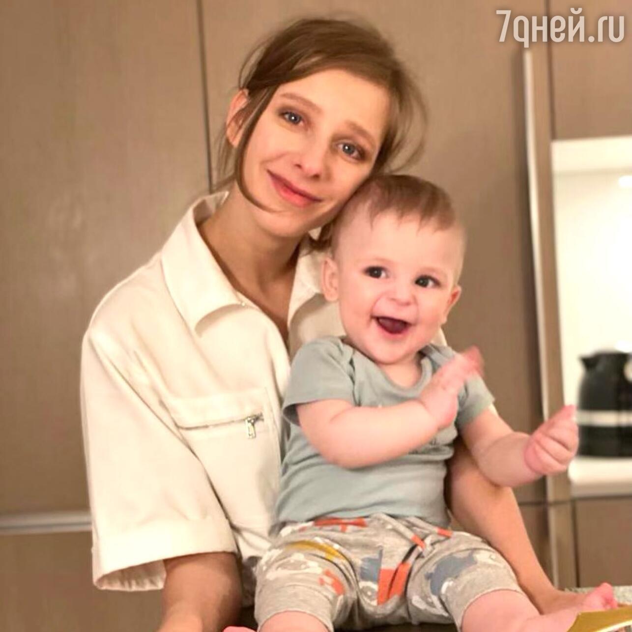 Елизавета Арзамасова с сыном Львом  - фото