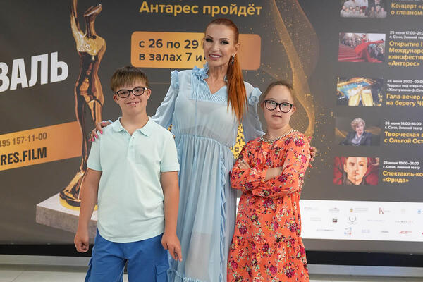 Эвелина Блёданс с сыном представили фильм с участием особенных детей