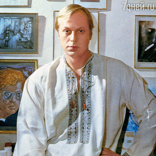 Юра все время носил в кармане маленький альбомчик и что-то там зарисовывал. Картины — это был его мир, в котором он нашел гармонию. В жизни ее так и не встретил