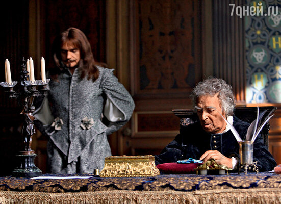 Владимир Этуш играет ювелира, который изготовил для герцога Бэкингема алмазные подвески взамен украденных