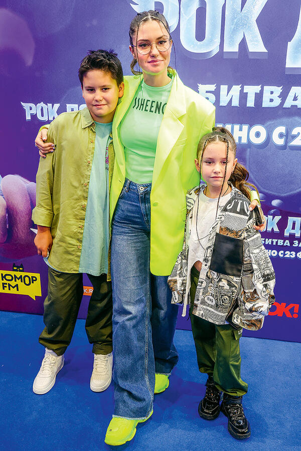 Агата Муцениеце с детьми 