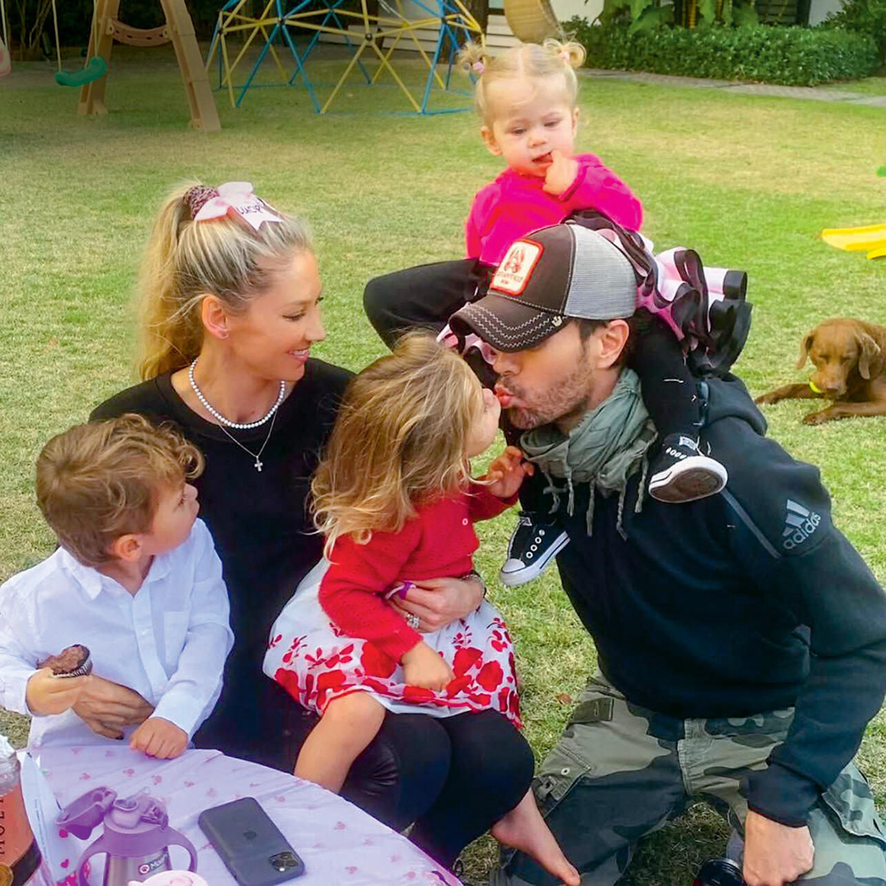 Анна Курникова и Энрике Иглесиас с детьми 