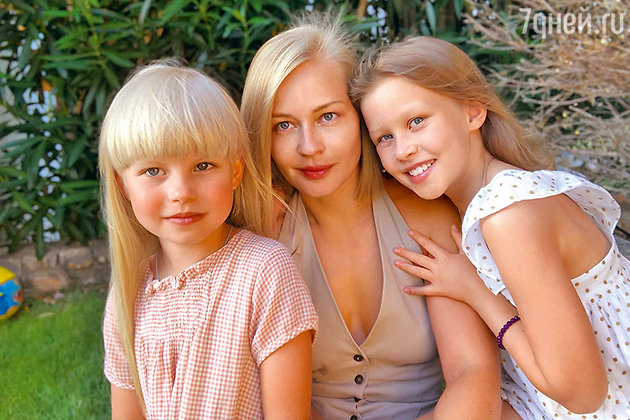 Юлия Пересильд с дочками Машей и Аней