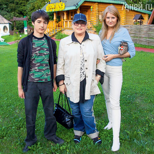 Вася любим мною ничуть не меньше, чем остальные внуки и внучка, но звонят они редко. С внуком Василием (сыном Ольги) и Анной. День рождения продюсера Бари Алибасова