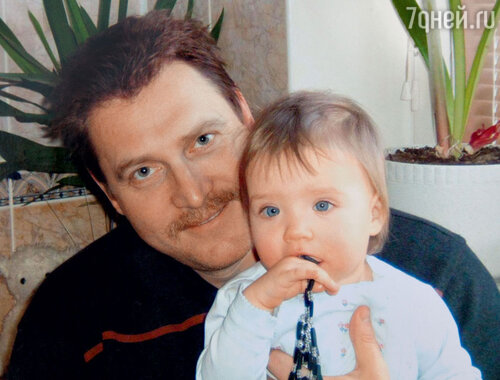 Сонечка со своим папой Игорем Дуговым. 2004 г.