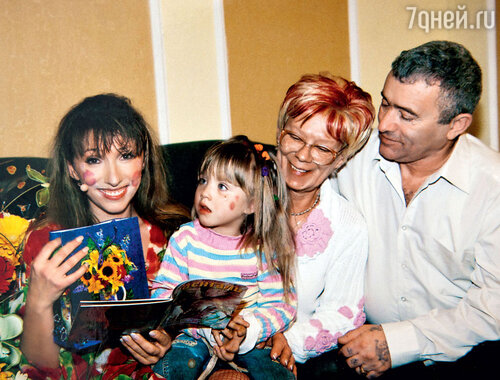 Лена с дочерью и родителями Ниной Львовной и Яковом Михайловичем. 2007 г.