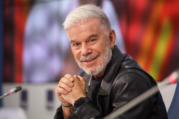 56-летняя жена Газманова пришла в Большой театр в коротком платье с кружевом