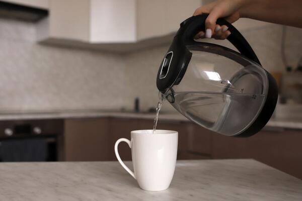 Три кусочка и накипь исчезнет: как быстро очистить чайник без лишний трат