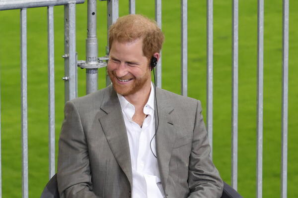 Если нечего сказать, значит, можно показать: принц Гарри придумал новый способ поиздеваться над родственниками