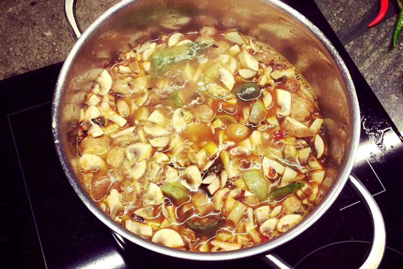 Тайский суп «Том Ям» с креветками и грибами